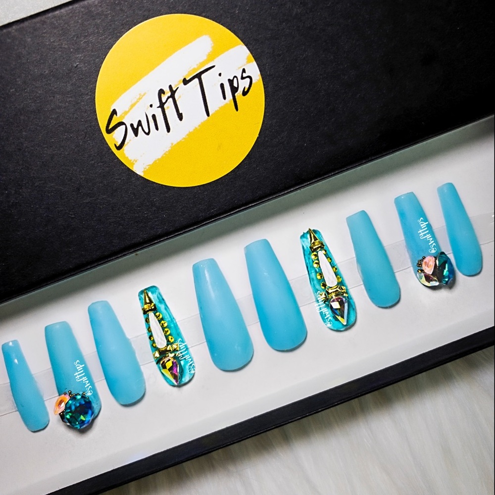 Hey I’m Nina I make salon quality press on nails.